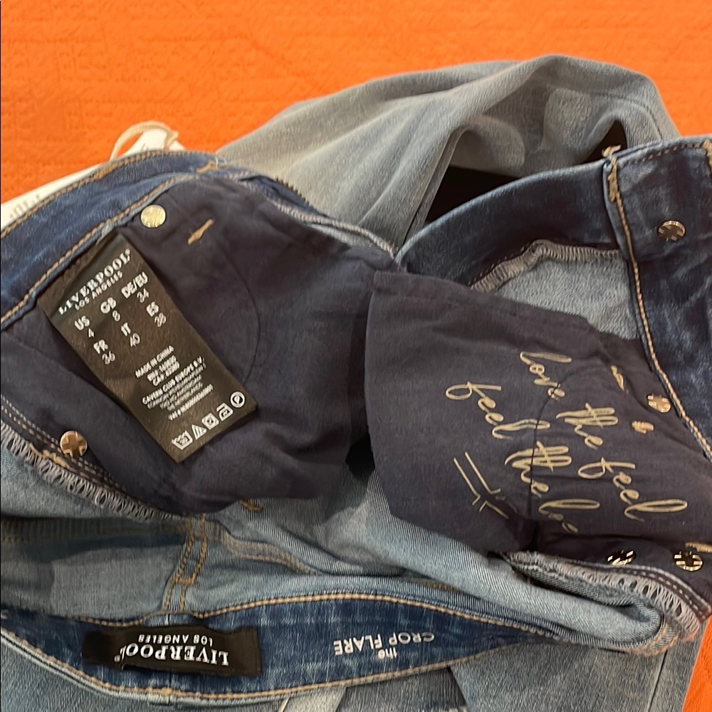 NWT Liverpool Crop Flare Blue Jeans w curved frayed ankle hem. Size 4/27 - Picture 6 of 10